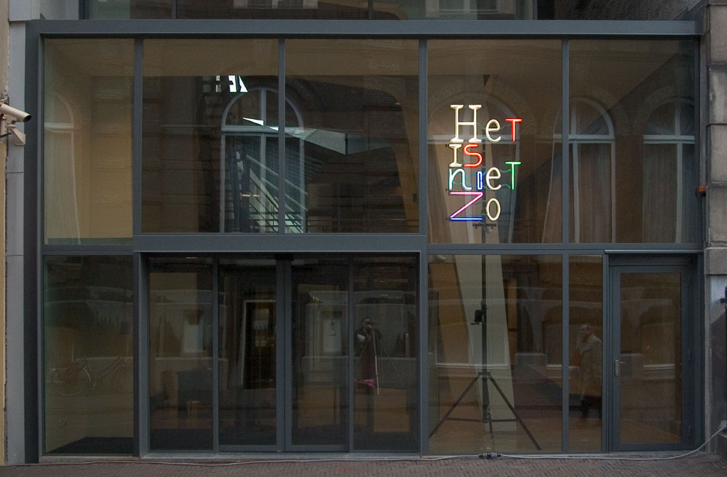 het neonwerk 'Het is niet zo' geïnstalleerd op 22 november 2006. Na een grondige verbouwing van de voorpui van het logement. Het gebouw waar de parlementaire enquête commissie zitting heeft ©André Boone 