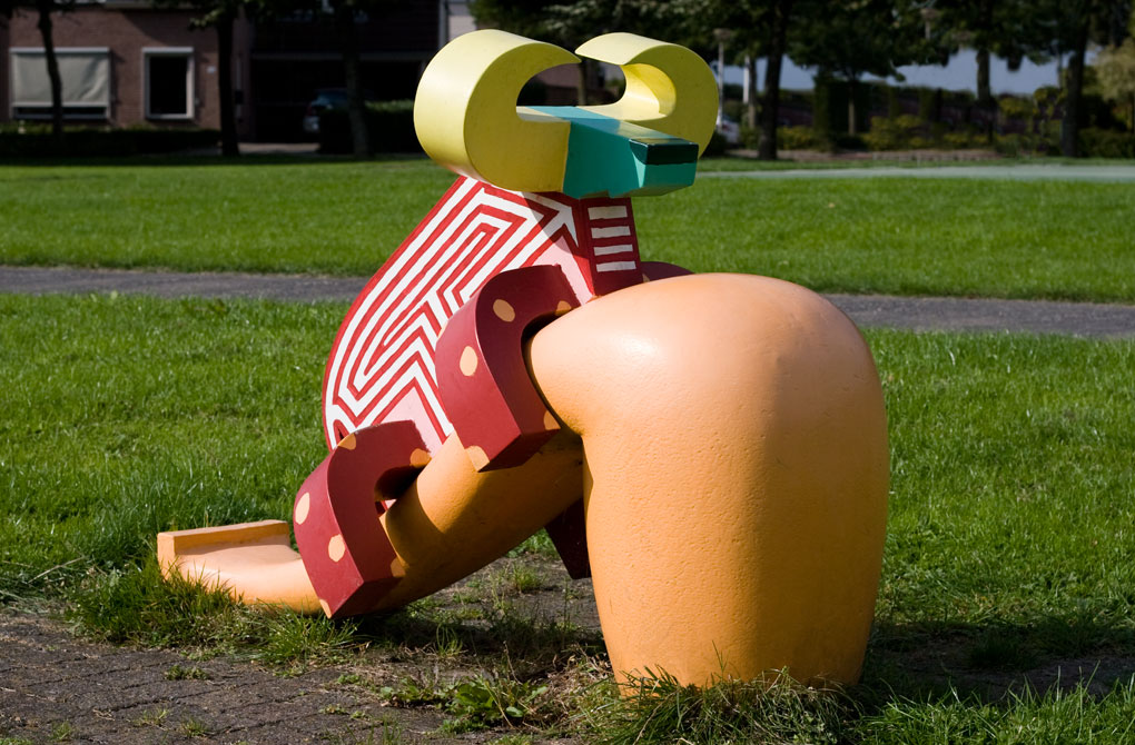 the bulle Leo I sitting on a pipe