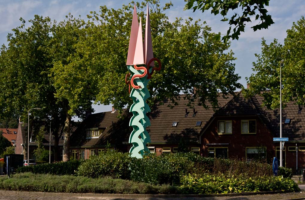 Licht en Lucht, is een 8 meter hoog , het beeld is in vier kleuren geschilderd en staat in hengelo. 