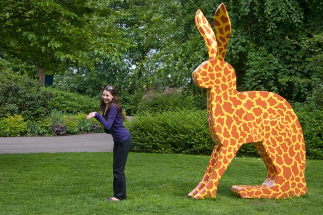 a visitor, at the Keukenhof, likes the sculpture This is a giraf 