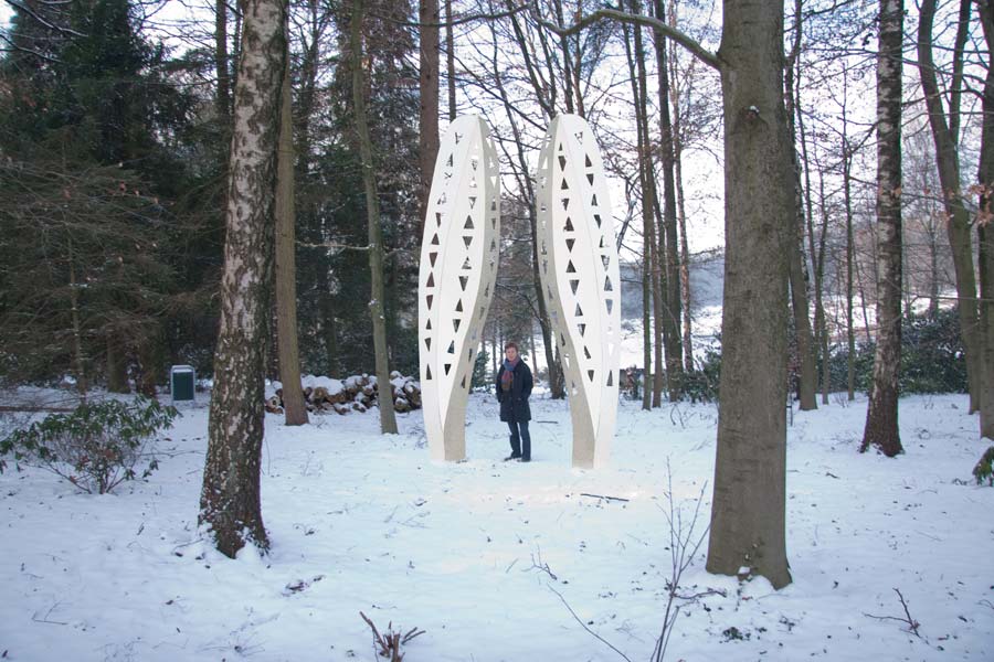grote hazenoren van vijf meter tussen de bomen