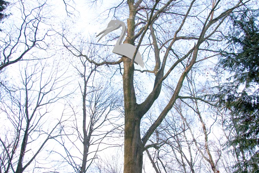Een grote vogel, de hornbill,  van rvs in een boom