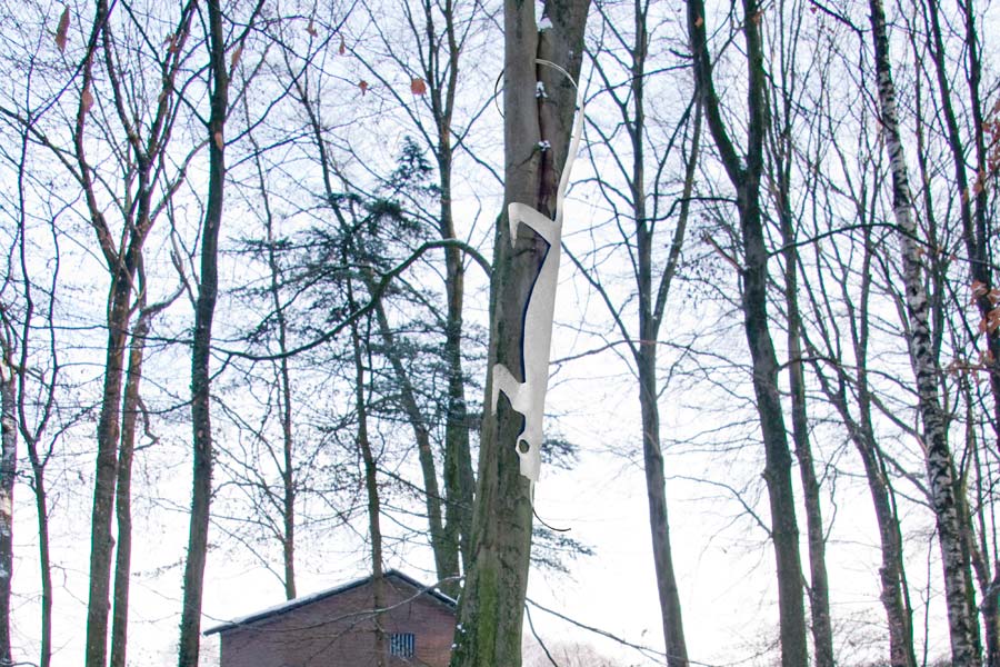 een grote kameleon van rvs in een boom