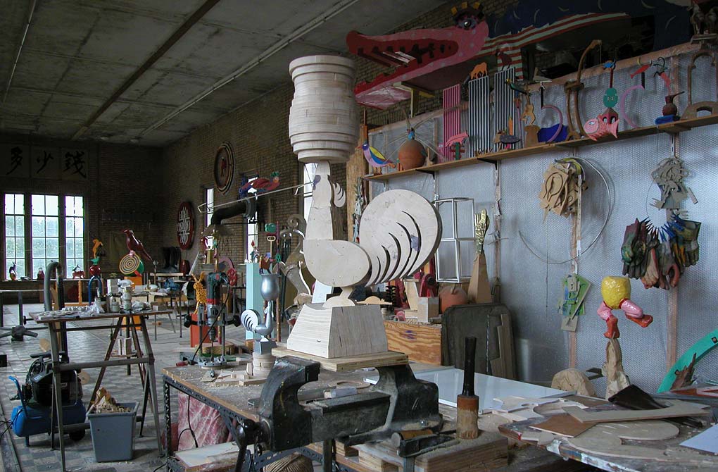 het interieur van mijn atelier. Er staat bijvoorbeeld in neonletters het is niet zo. Deze woorden zijn bevestigd op een statief en is aangekocht door de Tweede Kamer voor het gebouw van de parlementaire enqute commissie, © André Boone 