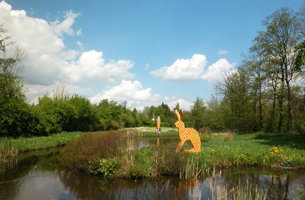 het beeld Giraf en de Zalm van lugh tijdens een tentoonstelling in Beerse, © André Boone