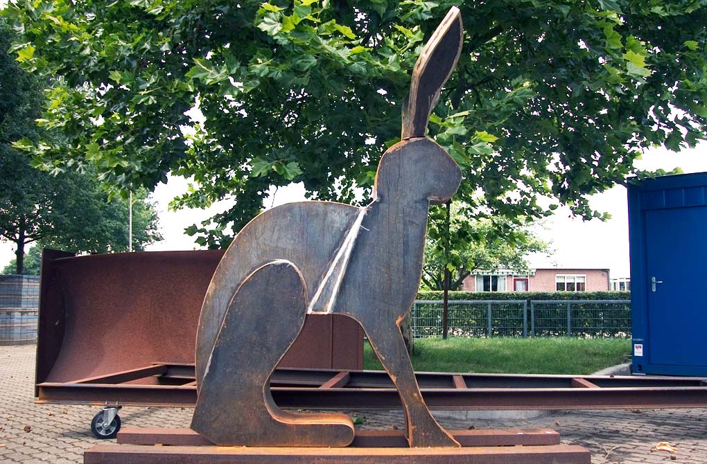 een giraf met cortenstalen oren, © André Boone