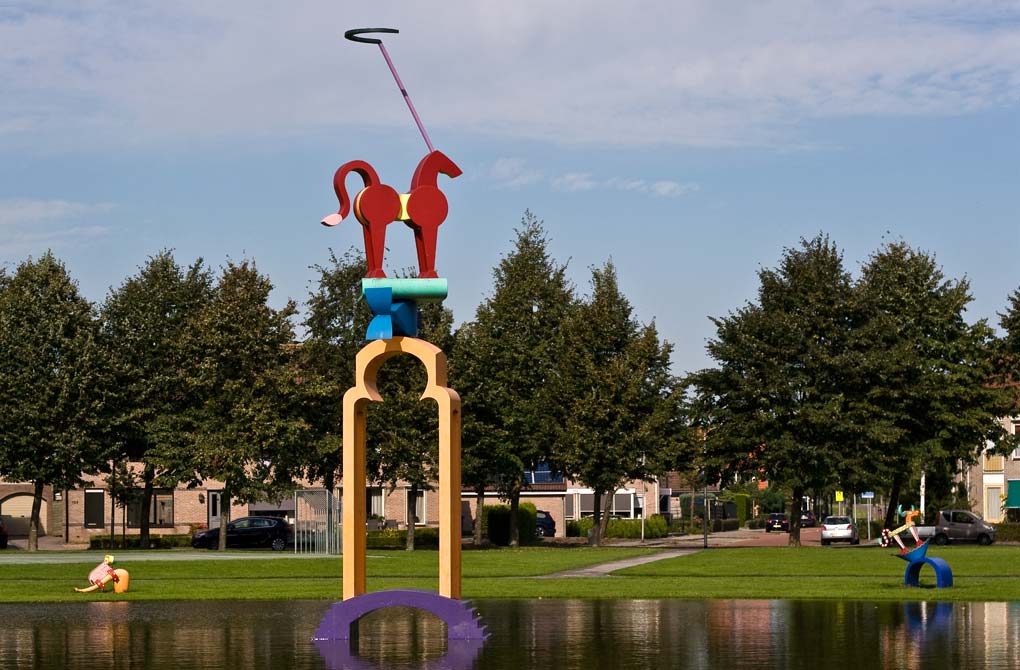 Het acht meter hoge beeld in de vijver van De Greente