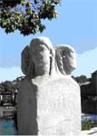 Janus is de god van in- en uitgangen, van deuren en poorten. In Rome markeert een beeld van de godheid Janus de uit 62 voor Christus stammende Pons Fabricius. 
	  De brug die het oude ziekenhuis, op het eiland Tiberina midden op de Tiber, verbindt met het vaste land