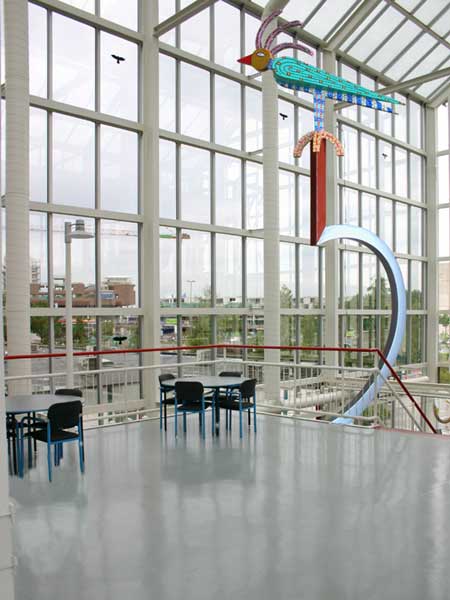 Sleutel, een gekleurde vogel op een hefboomsleutel, ontwerp voor het Flevoziekenhuis in Almere, © André Boone