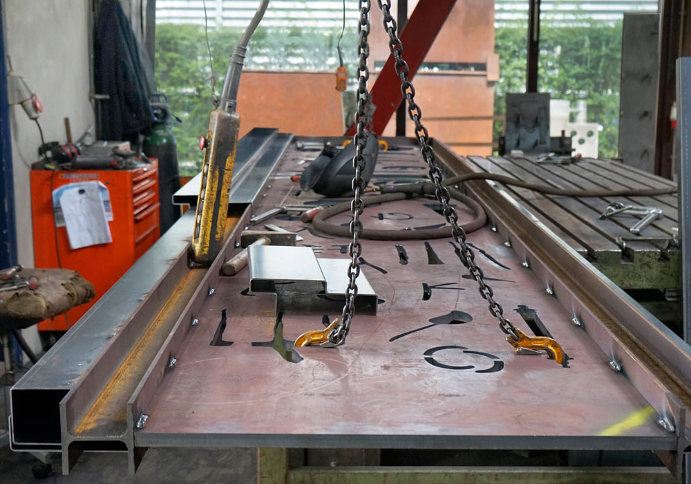 Fores, het kunstwerk voor Loovelden, zichtbaar is de staalconstructie, de h-balk,in het beeld.