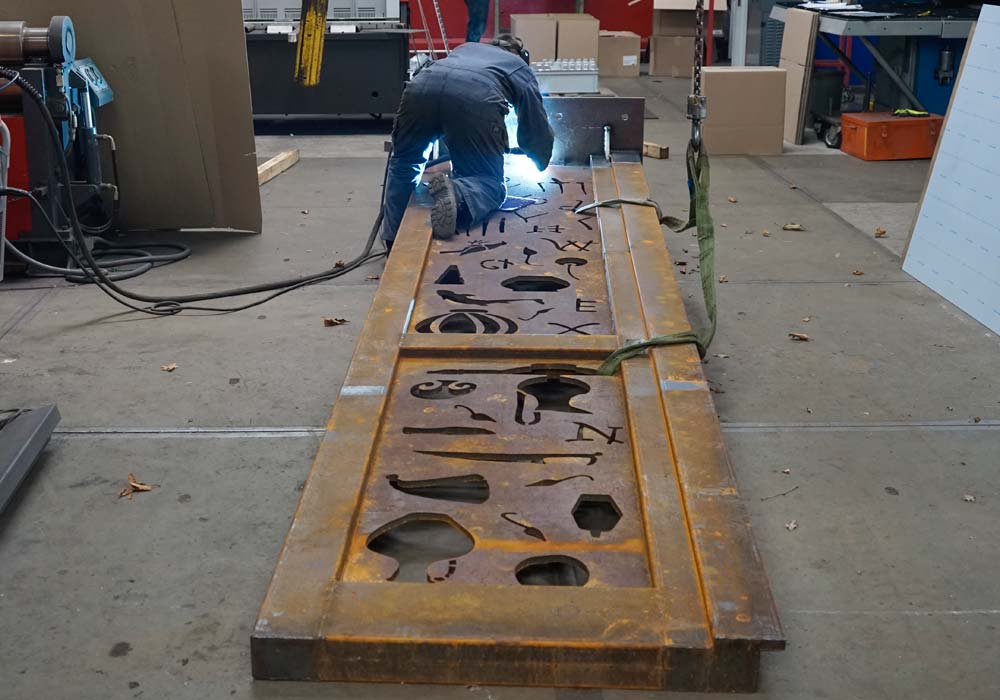 Het kunstwerk Fores voor de wijk Loovelden. Op de foto is te zien hoe het laswerk aan het cortenstalen kunstwerk is uitgevoerd