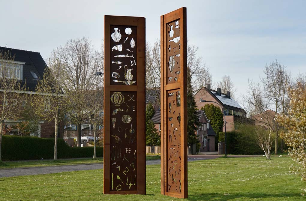 twee cortenstalen 470 cm hoge Romeinse deurpanelen met uitsparingen van onder andere ardcheologische opgravingen