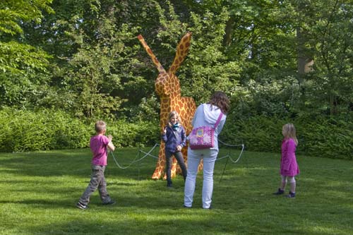 beeldende kunst lokt reacties uit van het publiek op de keukenhof