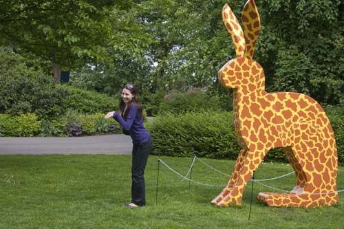 beeldende kunst lokt reacties uit van het publiek op de keukenhof