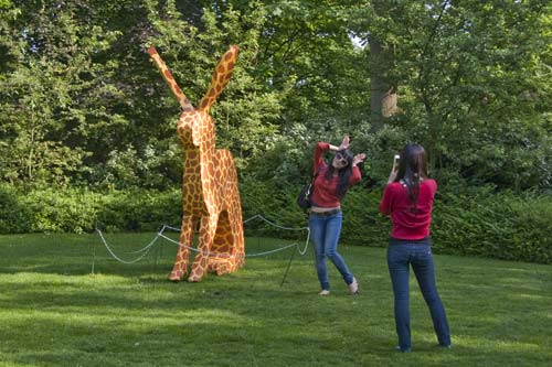 beeldende kunst lokt reacties uit van het publiek op de keukenhof