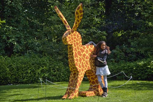 beeldende kunst lokt reacties uit van het publiek op de keukenhof