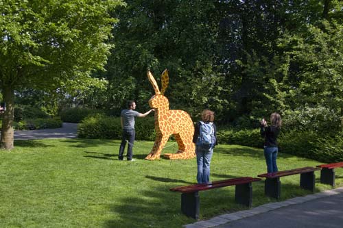 beeldende kunst lokt reacties uit van het publiek op de keukenhof