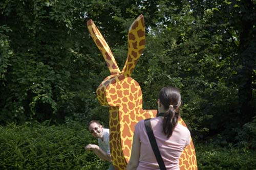 beeldende kunst lokt reacties uit van het publiek op de keukenhof