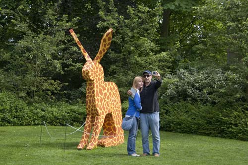 beeldende kunst lokt reacties uit van het publiek op de keukenhof
