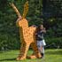 beeldende kunst lokt reacties uit van het publiek op de keukenhof
