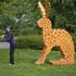 beeldende kunst lokt reacties uit van het publiek op de keukenhof