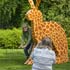 beeldende kunst lokt reacties uit van het publiek op de keukenhof