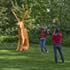 beeldende kunst lokt reacties uit van het publiek op de keukenhof