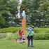 beeldende kunst lokt reacties uit van het publiek op de keukenhof