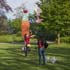 beeldende kunst lokt reacties uit van het publiek op de keukenhof