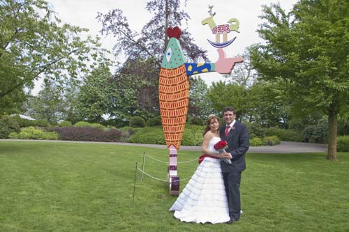 beeldende kunst lokt reacties uit van het publiek op de keukenhof