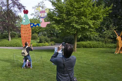 beeldende kunst lokt reacties uit van het publiek op de keukenhof