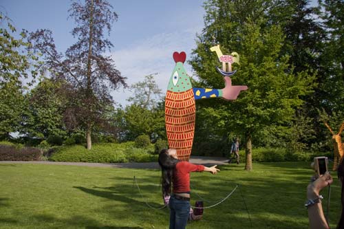 beeldende kunst lokt reacties uit van het publiek op de keukenhof