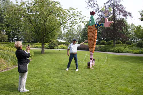 beeldende kunst lokt reacties uit van het publiek op de keukenhof