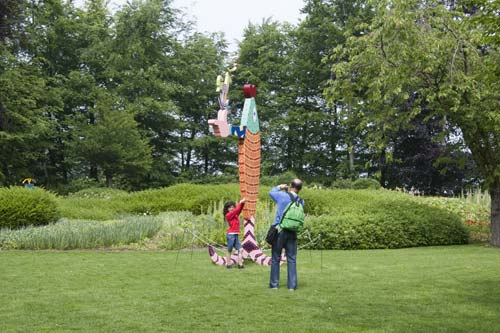 beeldende kunst lokt reacties uit van het publiek op de keukenhof