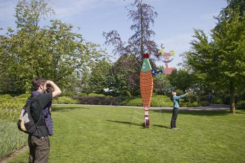 beeldende kunst lokt reacties uit van het publiek op de keukenhof