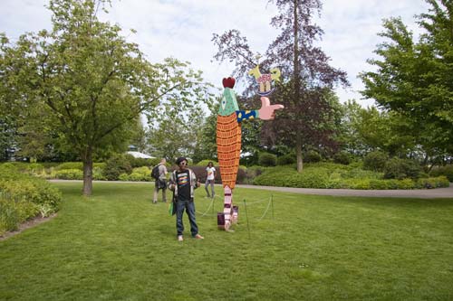 beeldende kunst lokt reacties uit van het publiek op de keukenhof