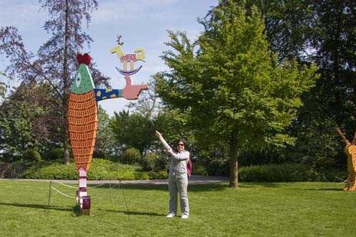 beeldende kunst lokt reacties uit van het publiek op de keukenhof