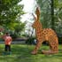 beeldende kunst lokt reacties uit van het publiek op de keukenhof