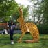 beeldende kunst lokt reacties uit van het publiek op de keukenhof