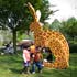 beeldende kunst lokt reacties uit van het publiek op de keukenhof