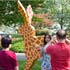beeldende kunst lokt reacties uit van het publiek op de keukenhof