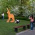 beeldende kunst lokt reacties uit van het publiek op de keukenhof