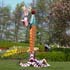 beeldende kunst lokt reacties uit van het publiek op de keukenhof