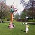 beeldende kunst lokt reacties uit van het publiek op de keukenhof