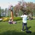 beeldende kunst lokt reacties uit van het publiek op de keukenhof