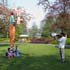 beeldende kunst lokt reacties uit van het publiek op de keukenhof