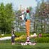 beeldende kunst lokt reacties uit van het publiek op de keukenhof