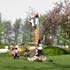 beeldende kunst lokt reacties uit van het publiek op de keukenhof