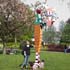 beeldende kunst lokt reacties uit van het publiek op de keukenhof