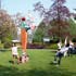 beeldende kunst lokt reacties uit van het publiek op de keukenhof
